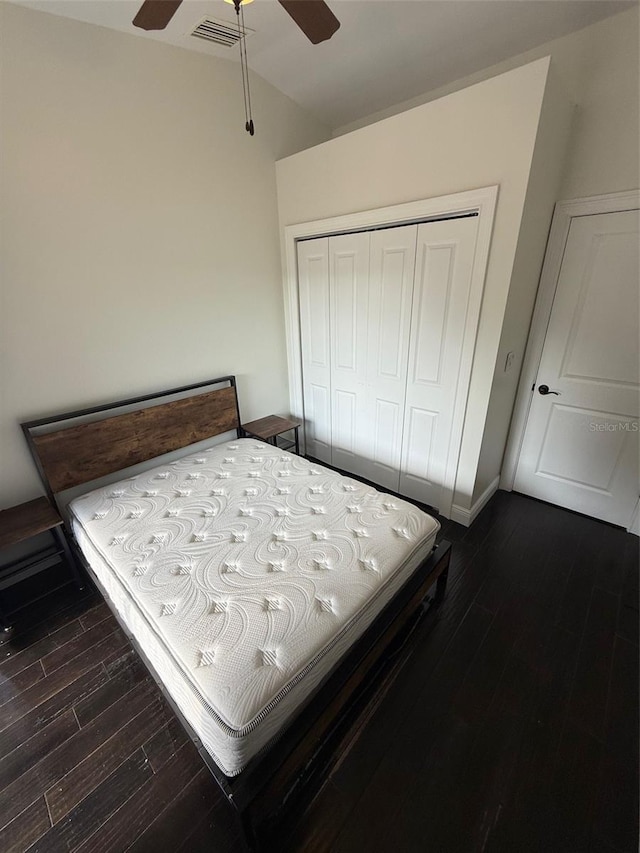 210 S Hale Ave, Tampa, FL 33609 - bedroom with dark wood-style flooring, a closet, vaulted ceiling, and a ceiling fan