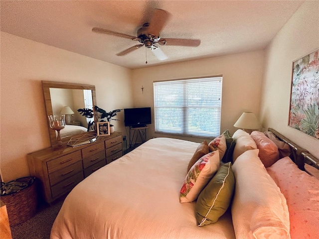 bedroom featuring ceiling fan and a textured ceiling