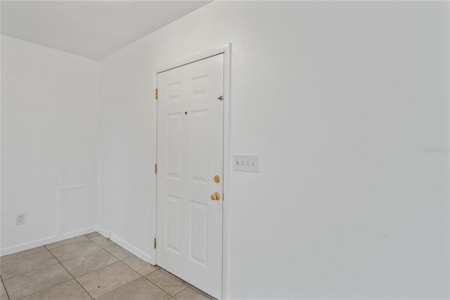 7050 Merrick Ln, Spring Hill, FL 34606 - entryway featuring light tile patterned floors and baseboards
