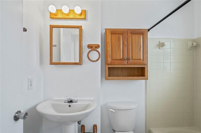 7050 Merrick Ln, Spring Hill, FL 34606 - full bathroom with toilet, a sink, and shower / bathtub combination