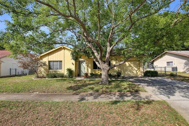 12906 Sandburst Ln, Hudson, FL 34667 - view of front facade featuring a garage, fence, a front yard, and concrete driveway