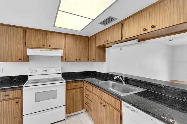 kitchen featuring visible vents, a sink, under cabinet range hood, white appliances, and light tile patterned flooring