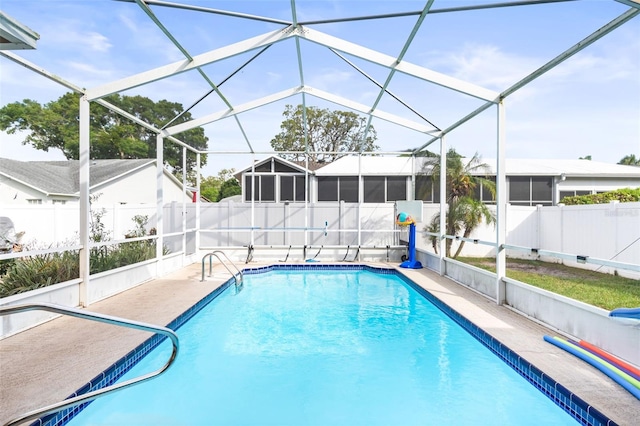 12040 Penzance Ln, New Port Richey, FL 34654 - view of swimming pool featuring a fenced backyard and a lanai