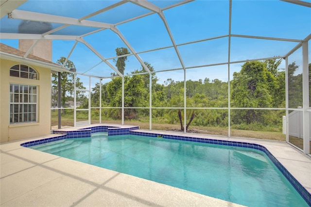 7827 Starfire Way, New Port Richey, FL 34654 - view of swimming pool featuring a lanai, a pool with connected hot tub, and a patio area