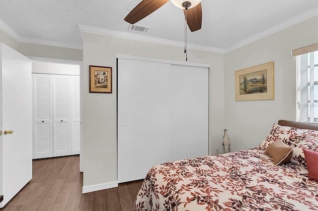 6219 Wilds Dr Unit 11A, New Port Richey, FL 34653 - bedroom featuring a closet, wood finished floors, crown molding, and ceiling fan