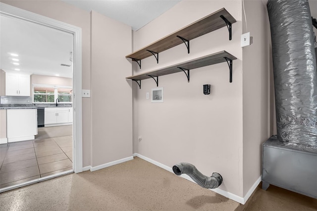 2660 Orangewood Ct, Palm Harbor, FL 34684 - laundry area with baseboards, a sink, laundry area, and hookup for a washing machine