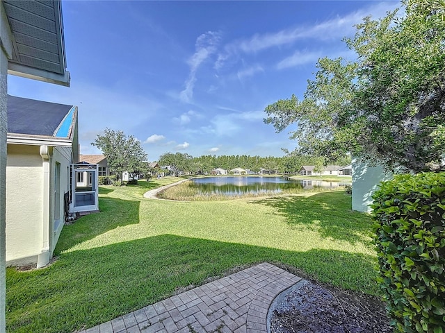 view of grassy yard featuring a water view