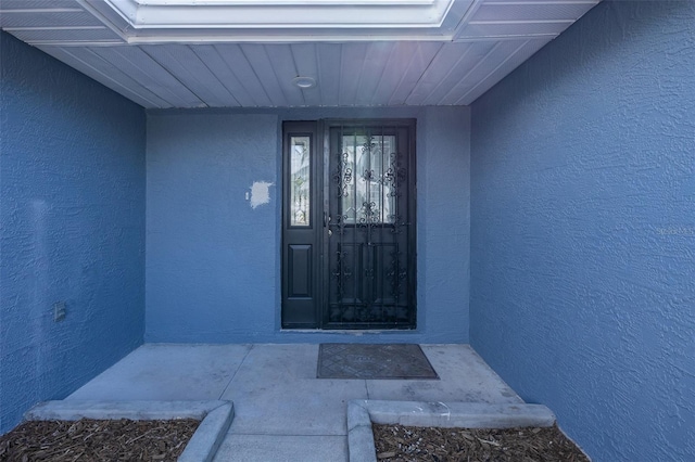 property entrance featuring stucco siding