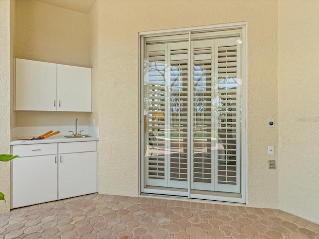 9216 Tarleton Cir, Weeki Wachee, FL 34613 - interior space featuring indoor wet bar, a sink, and a textured wall
