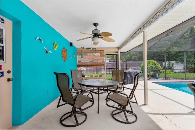 sunroom / solarium featuring a ceiling fan