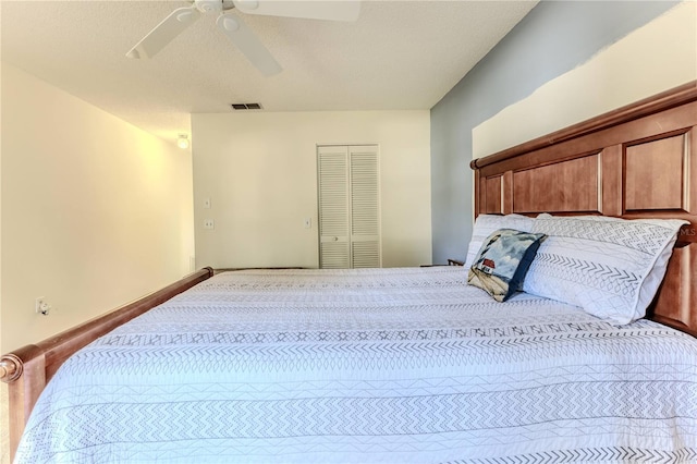 bedroom featuring carpet, visible vents, a ceiling fan, and a closet