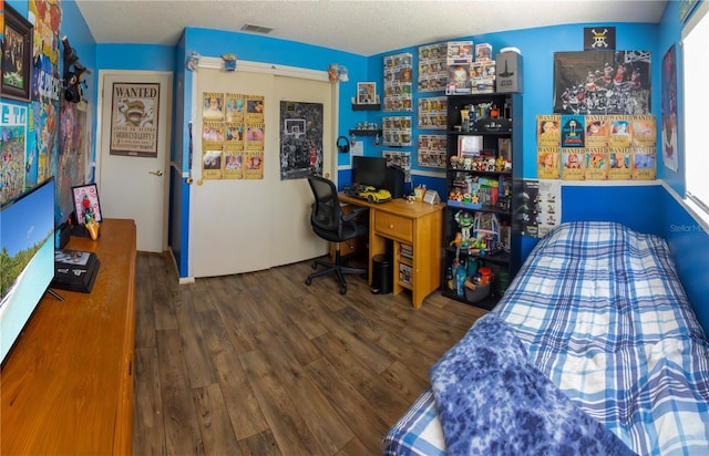 8126 Wooden Dr, Spring Hill, FL 34606 - bedroom with wood finished floors