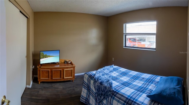 8126 Wooden Dr, Spring Hill, FL 34606 - bedroom with baseboards, dark wood-type flooring, and a textured ceiling