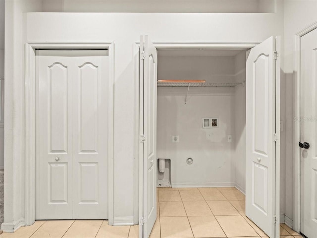 3885 Crossline Dr, Spring Hill, FL 34609 - washroom featuring hookup for a washing machine, light tile patterned floors, hookup for a gas dryer, and baseboards