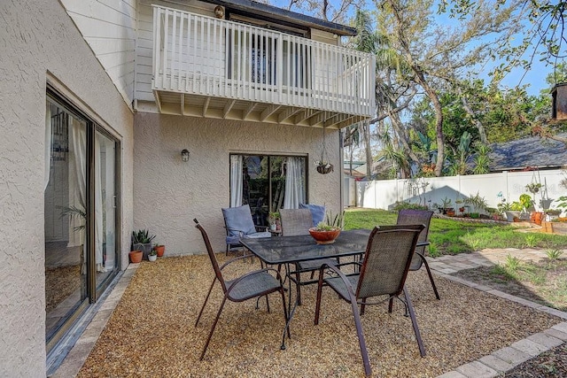10910 Winter Oak Pl, Tampa, FL 33618 - view of patio / terrace with a balcony, a fenced backyard, and outdoor dining space
