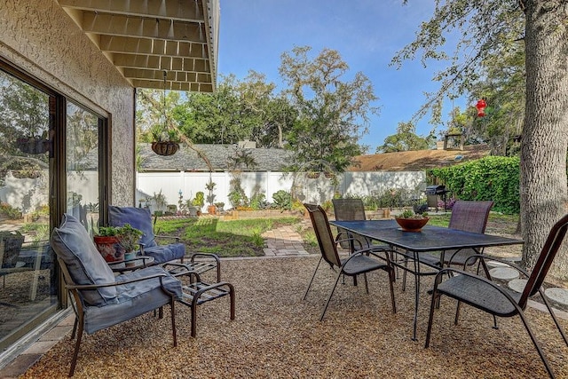 10910 Winter Oak Pl, Tampa, FL 33618 - view of patio / terrace with outdoor dining area and a fenced backyard