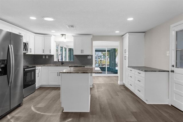 13411 Lisa Dr, Hudson, FL 34667 - kitchen featuring stainless steel appliances, a sink, healthy amount of natural light, backsplash, and recessed lighting