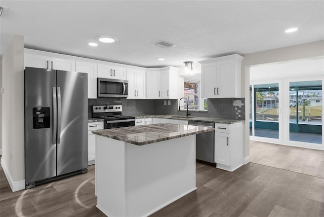 13411 Lisa Dr, Hudson, FL 34667 - kitchen featuring appliances with stainless steel finishes, a sink, healthy amount of natural light, dark wood finished floors, and recessed lighting
