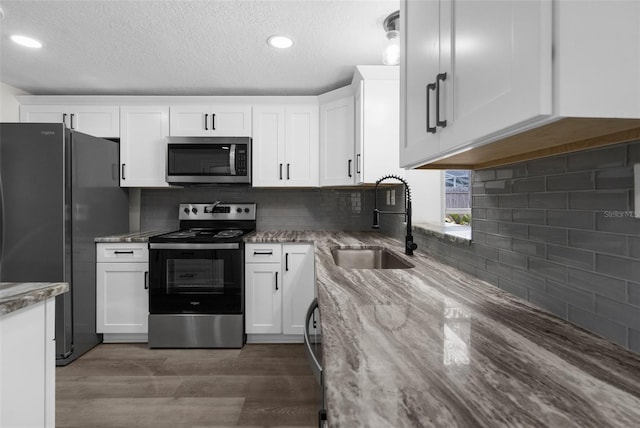 13411 Lisa Dr, Hudson, FL 34667 - kitchen featuring stainless steel appliances, a sink, white cabinetry, a textured ceiling, and recessed lighting
