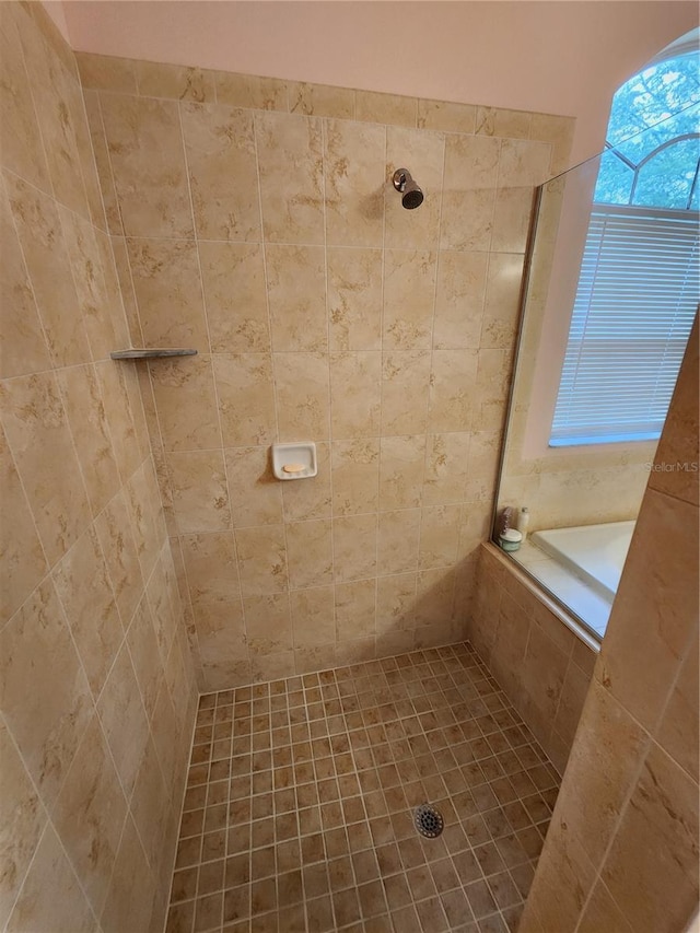 bathroom featuring tiled shower