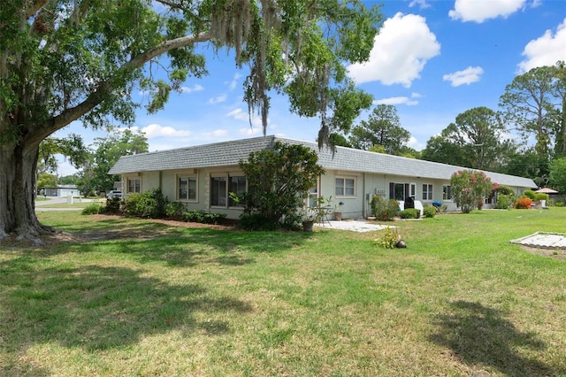 ranch-style house featuring a front yard