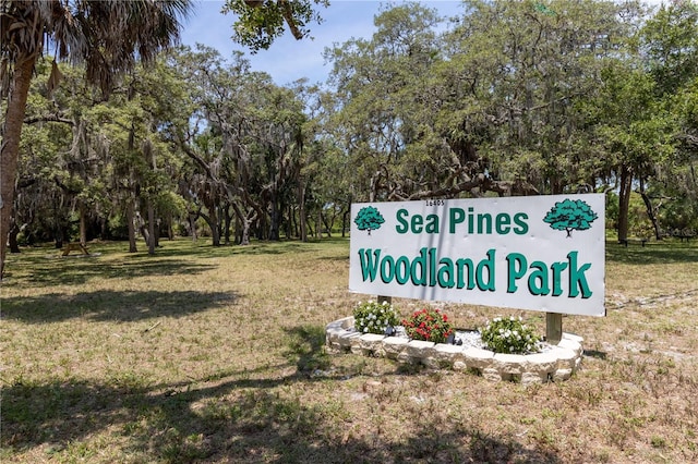 7520 Mako Dr, Hudson, FL 34667 - community / neighborhood sign featuring a yard