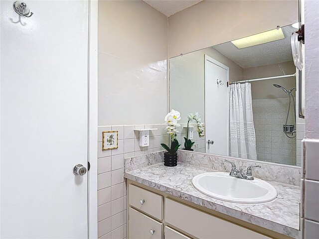 13003 Sandburst Ln, Hudson, FL 34667 - full bath with vanity and a shower with shower curtain