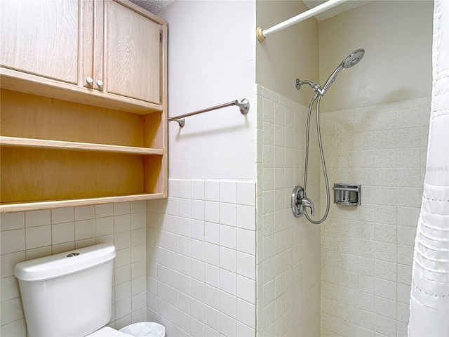 13003 Sandburst Ln, Hudson, FL 34667 - bathroom featuring a tile shower, tile walls, and toilet