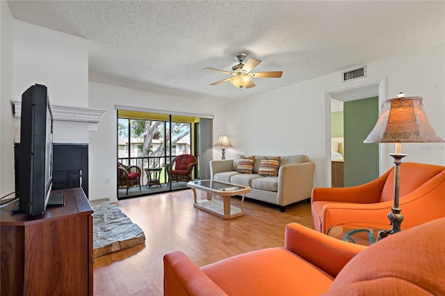 306 Martha Ln Unit 42, Oldsmar, FL 34677 - living room featuring ceiling fan, wood finished floors, and a textured ceiling