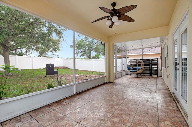 sunroom with ceiling fan