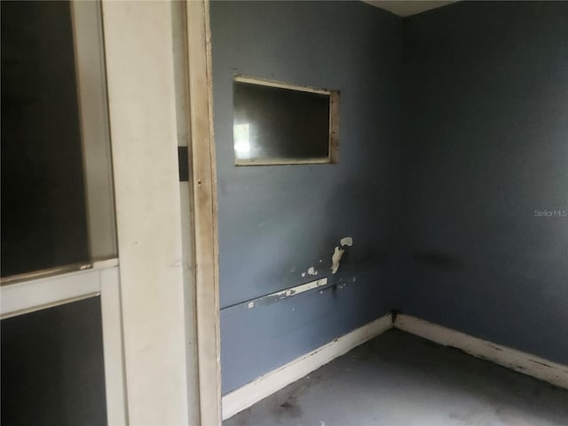 bathroom featuring concrete floors and baseboards