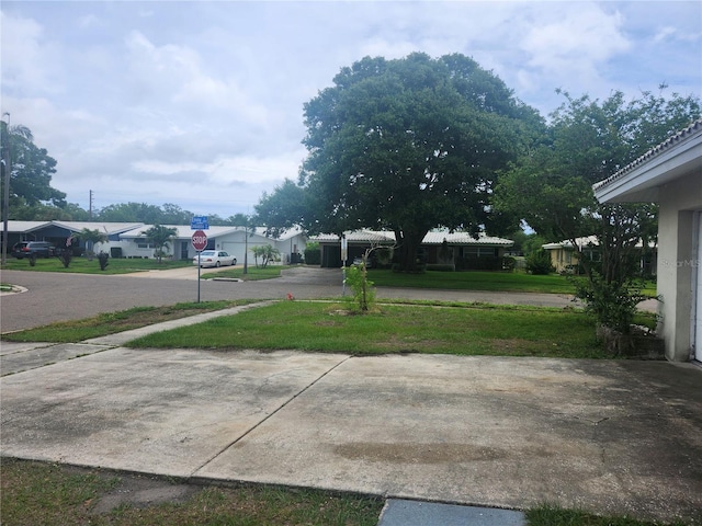 view of grassy yard with a residential view