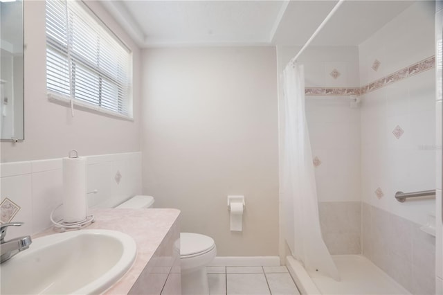 12106 Bear Creek Ln, Hudson, FL 34667 - full bath featuring toilet, tiled shower, tile patterned flooring, and vanity