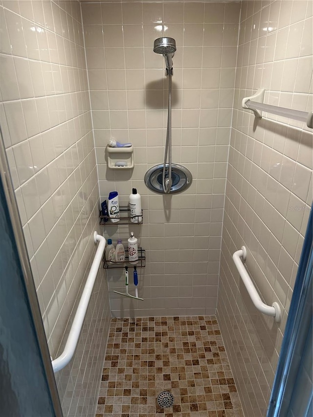 2158 Clayton Ave, Spring Hill, FL 34609 - full bath with a tile shower