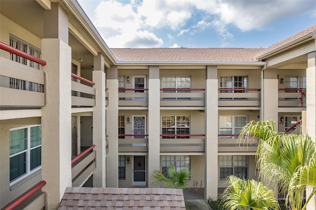 view of apartment building / complex