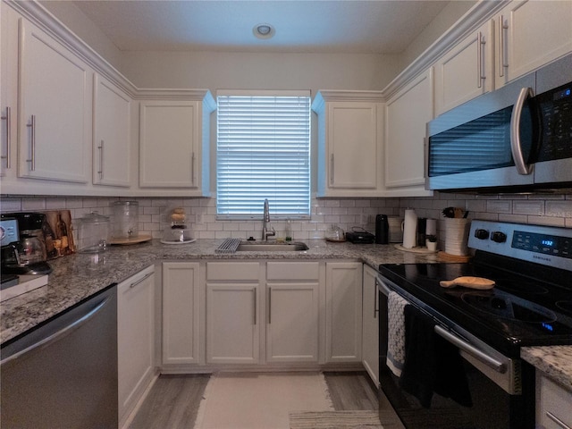 12408 Country White Cir, Tampa, FL 33635 - kitchen with stainless steel appliances, a sink, white cabinets, and tasteful backsplash