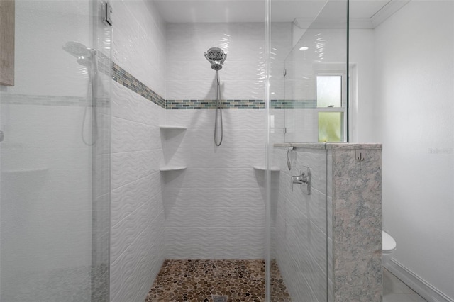 full bath with tiled shower and toilet