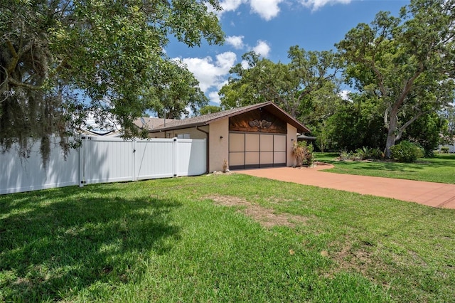 view of yard featuring driveway