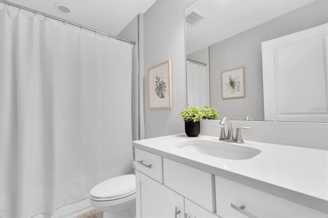 3767 Dragonfly Trl, Odessa, FL 33556 - full bath with toilet, vanity, and a shower with curtain