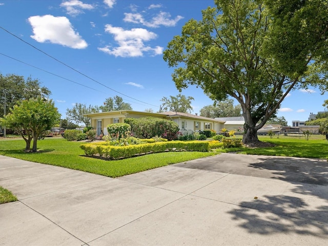 6823 Oak Hill Dr, New Port Richey, FL 34653 - single story home featuring a front yard