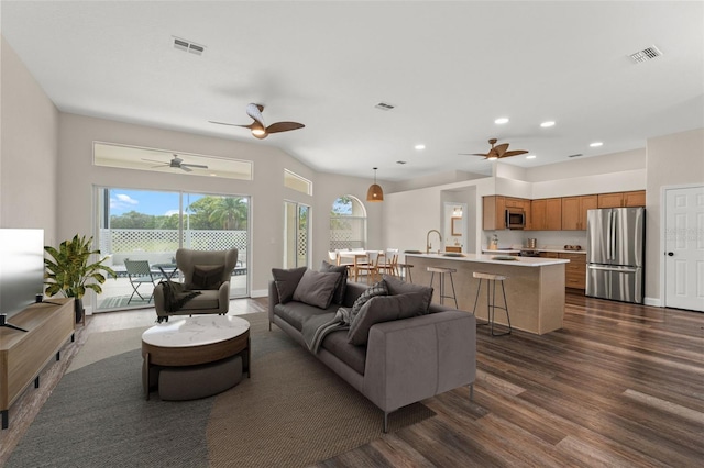 living area with dark wood finished floors, a ceiling fan, and recessed lighting