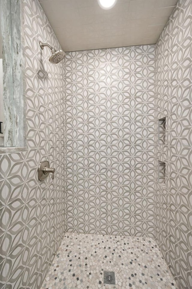 1620 Sea Breeze Dr, Tarpon Springs, FL 34689 - full bath with tiled shower