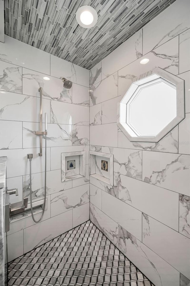 1620 Sea Breeze Dr, Tarpon Springs, FL 34689 - bathroom featuring tiled shower
