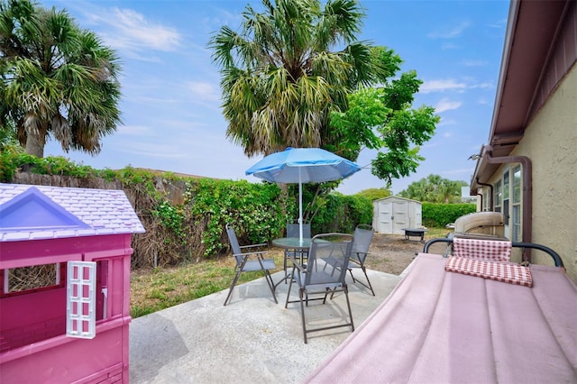 6231 Westport Dr, Port Richey, FL 34668 - view of patio featuring outdoor dining space, a storage shed, an outdoor structure, and a fenced backyard