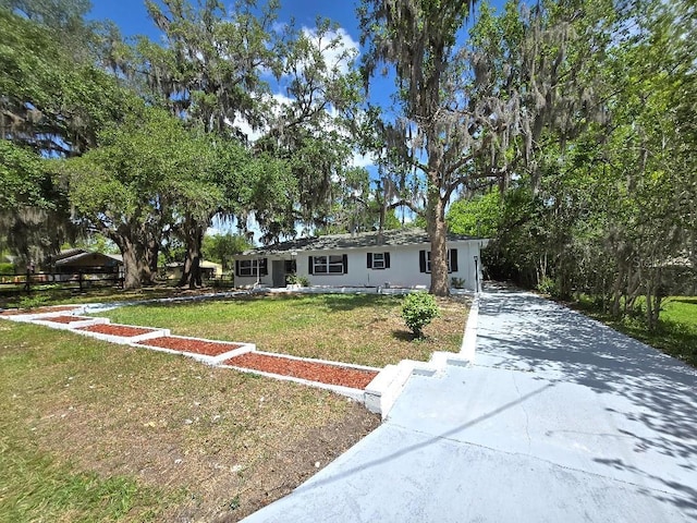 2827 SE 2nd St, Ocala, FL 34471 - ranch-style home featuring concrete driveway and a front yard
