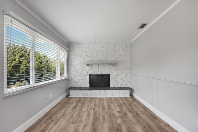 2866 Thistle Ct N, Palm Harbor, FL 34684 - unfurnished living room featuring wood finished floors, a fireplace, and baseboards