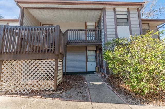 property entrance featuring a balcony