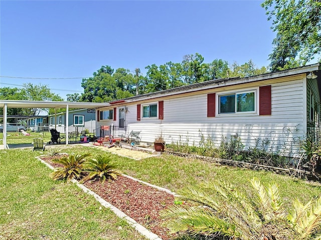 view of front of home with a front lawn