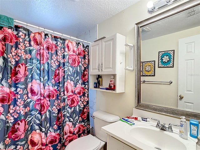 full bathroom featuring a textured ceiling, vanity, toilet, and a shower with shower curtain