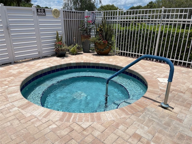 11619 Boynton Ln, New Port Richey, FL 34654 - view of swimming pool featuring a hot tub and a swimming pool